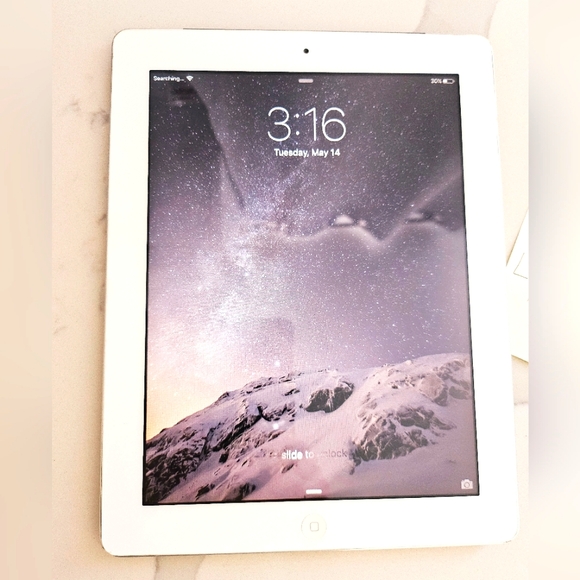 Apple iPad 2 + Charging Cable - Picture 1 of 14